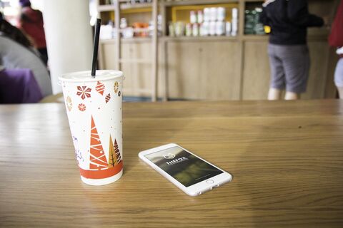 Sıfır gibi akıllı telefon, şarj aletiyle — İzmir