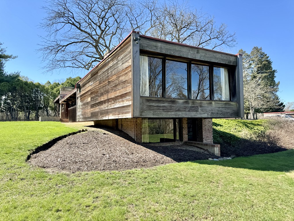 Corner house with driveway, São Paulo